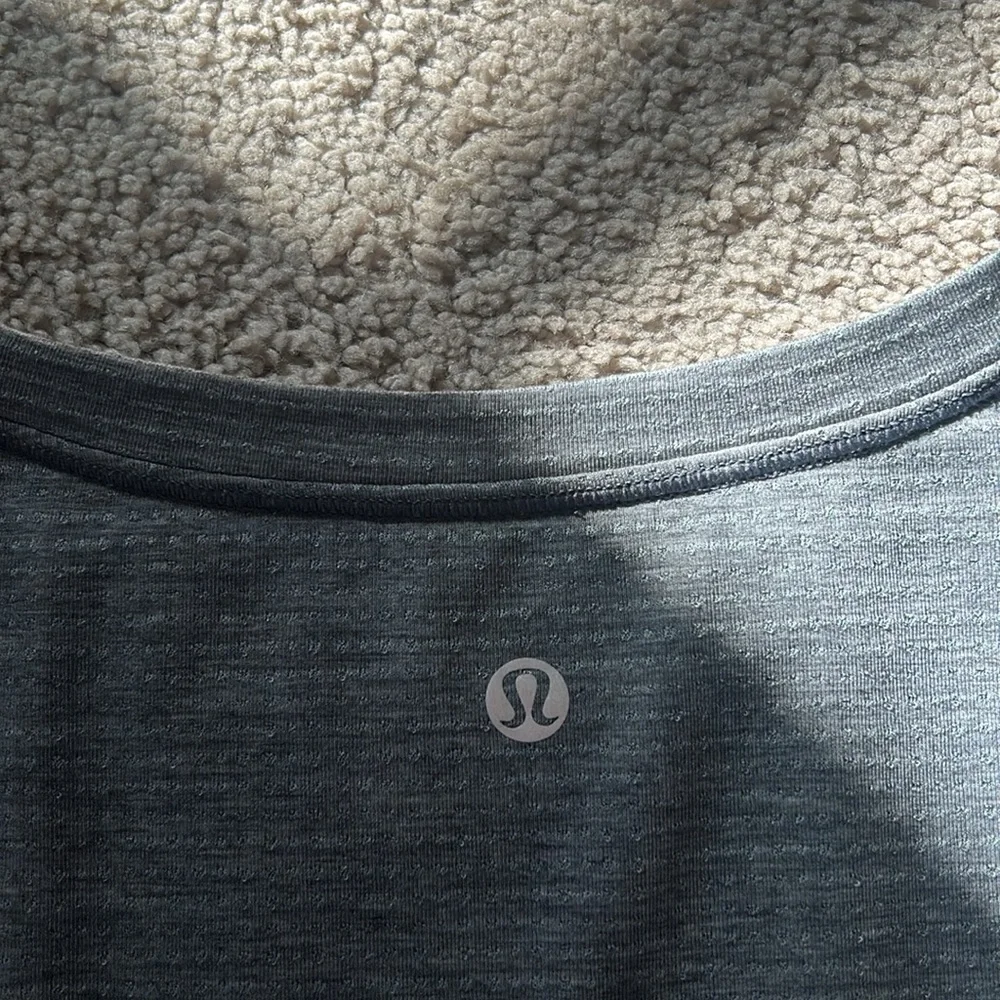 Lululemon Gray Loose Cropped Long sleeve - size 6 - Picture 3 of 3